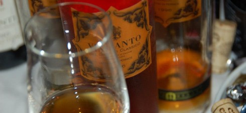 Una grande sorpresa per una tipologia ormai in disuso. Un colore ambrato stupendo fa da preludio ad un naso di miele di castagno, caramello, rhum caraibico, dattero e albicocca candita...